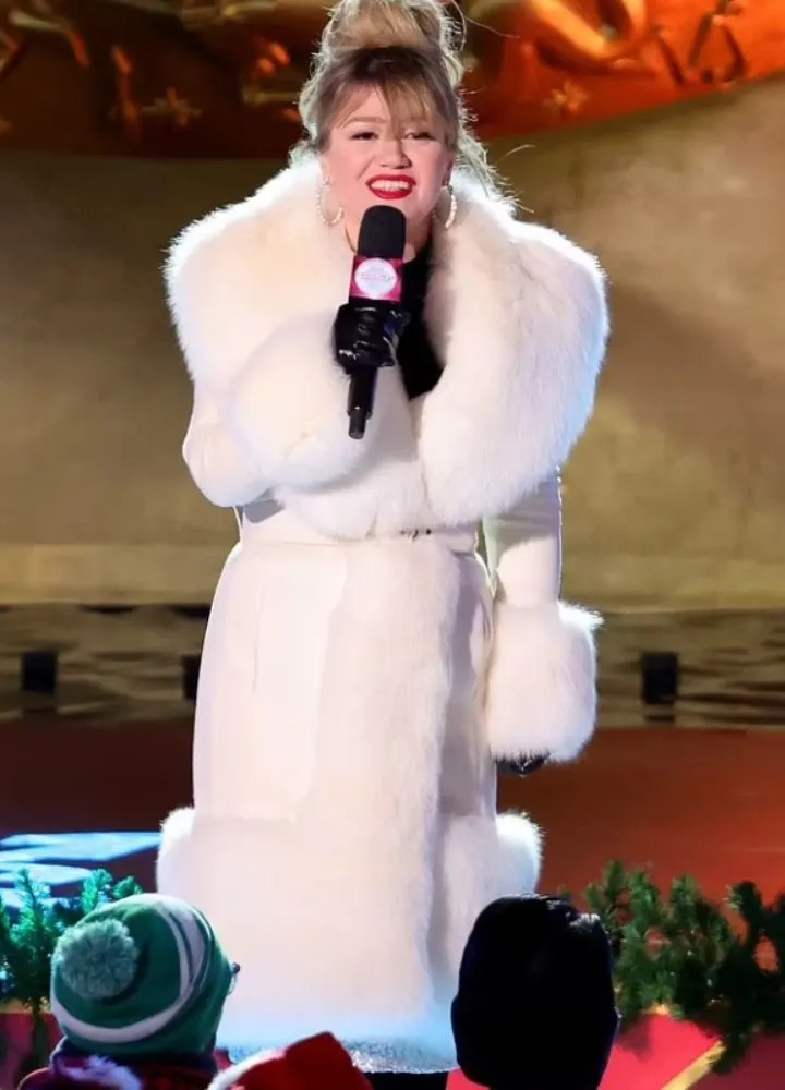 kelly-clarkson-rockefeller-center-coat.webp