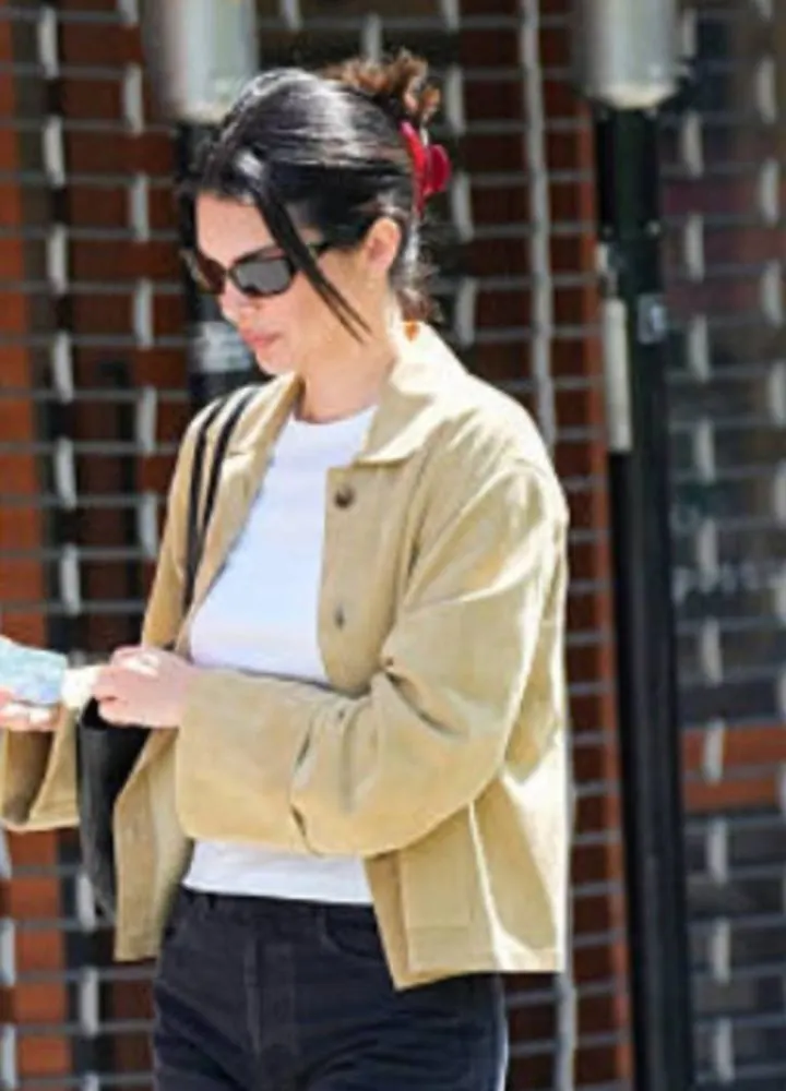 kendall-jenner-suede-costme.webp