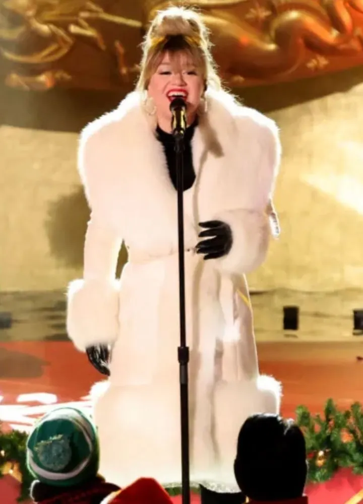 rockefeller-center-kelly-clarkson-fur-coat.webp