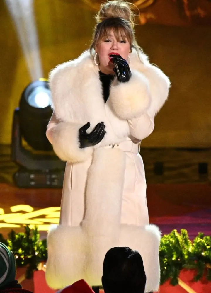 rockefeller-center-kelly-clarkson-white-coat.webp