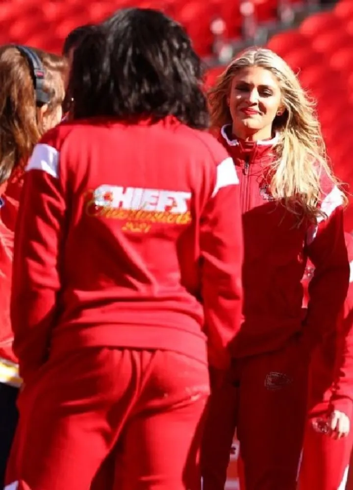 kansas-city-chiefs-cheerleaders-tracksuit.webp