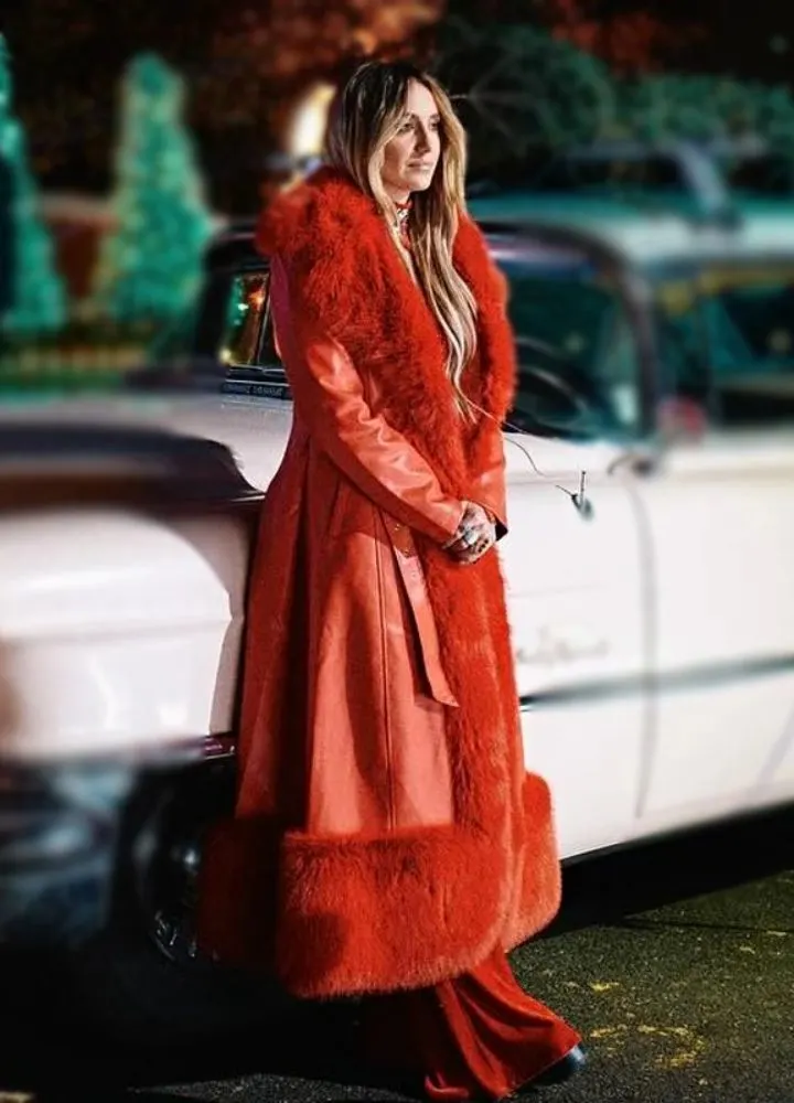lainey-wilson-red-fur-coat.webp