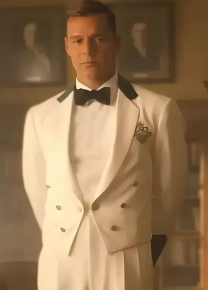palm-royale-2024-ricky-martin-white-crop-blazer.webp