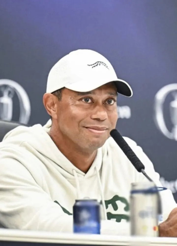 press-conference-british-open-tiger-woods-hoodie.webp