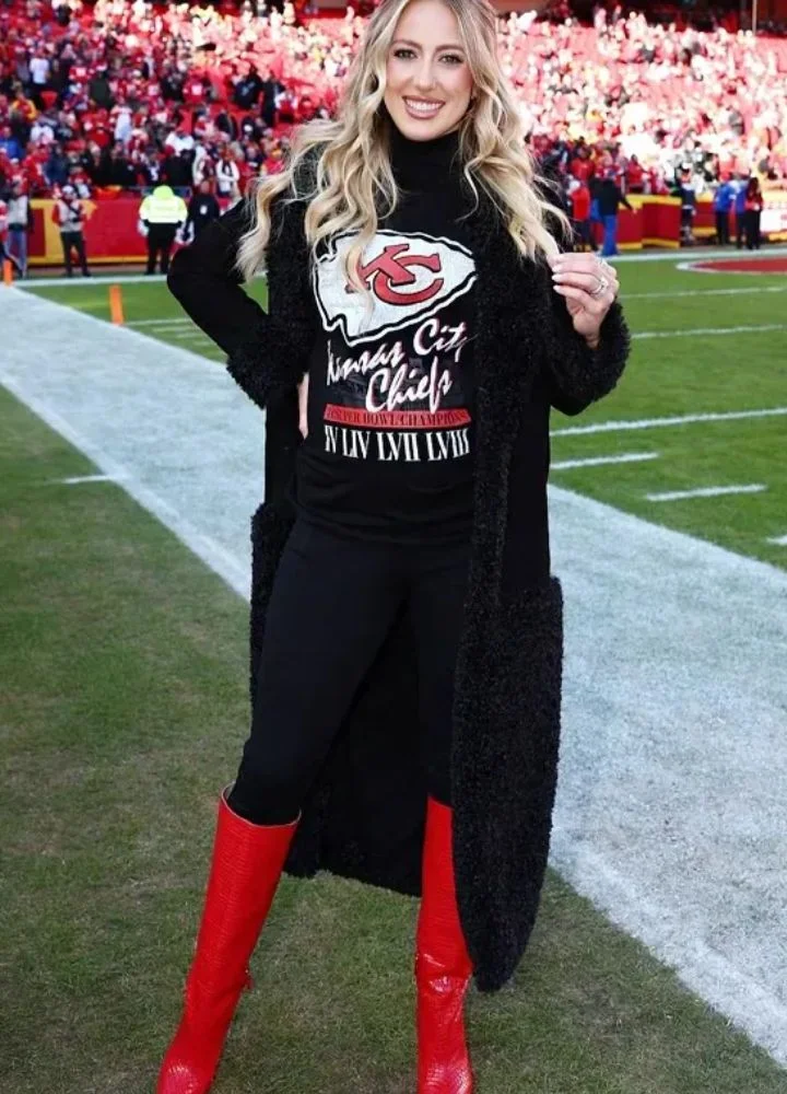 brittany-mahomes-black-coat.webp